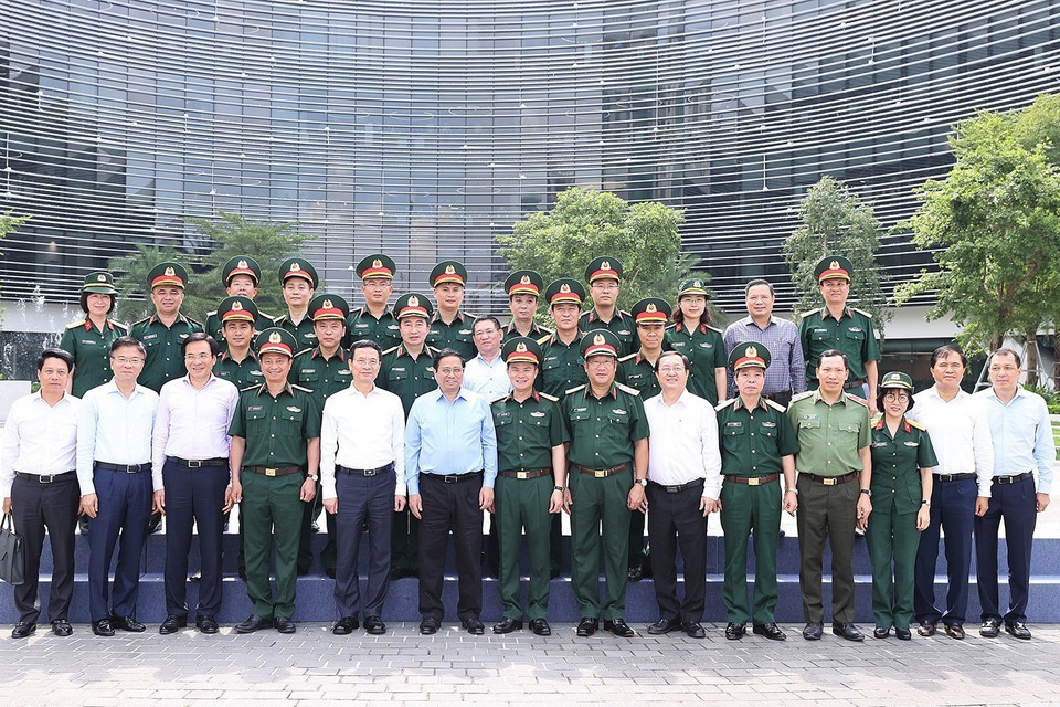 Thủ tướng Phạm Minh Chính chụp ảnh chung với cán bộ, sỹ quan Tập đoàn Viettel. (Ảnh: Dương Giang/TTXVN)