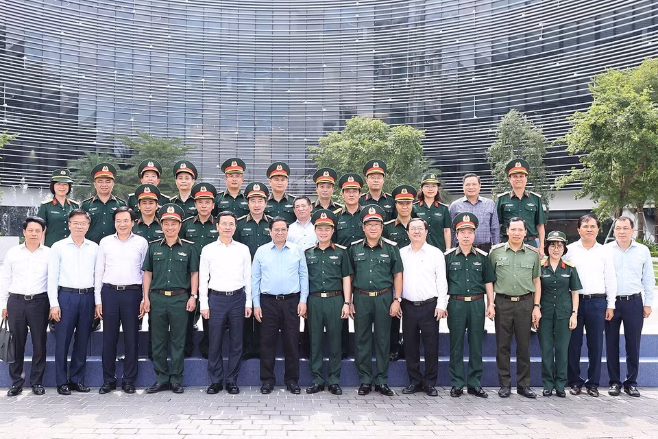 Thủ tướng Phạm Minh Chính chụp ảnh chung với cán bộ, sỹ quan Tập đoàn Viettel. (Ảnh: Dương Giang/TTXVN)