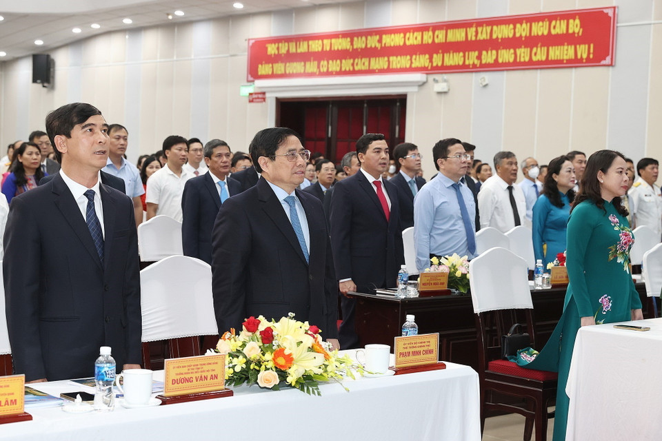 Thủ tướng Phạm Minh Chính, Phó Chủ tịch nước Võ Thị Ánh Xuân và các đại biểu dự Lễ kỷ niệm 30 năm tái lập tỉnh Bình Thuận. (Ảnh: Dương Giang/TTXVN)