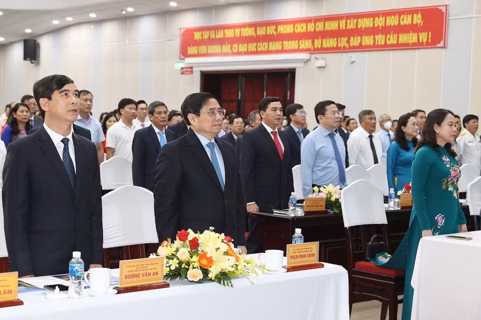 Thủ tướng Phạm Minh Chính, Phó Chủ tịch nước Võ Thị Ánh Xuân và các đại biểu dự Lễ kỷ niệm 30 năm tái lập tỉnh Bình Thuận. (Ảnh: Dương Giang/TTXVN)