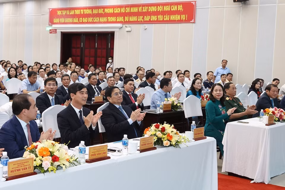 Thủ tướng Phạm Minh Chính, Phó Chủ tịch nước Võ Thị Ánh Xuân, Phó Chủ tịch Quốc hội Trần Quang Phương và các đại biểu đến dự Lễ kỷ niệm 30 năm tái lập tỉnh Bình Thuận. (Ảnh: Dương Giang/TTXVN)