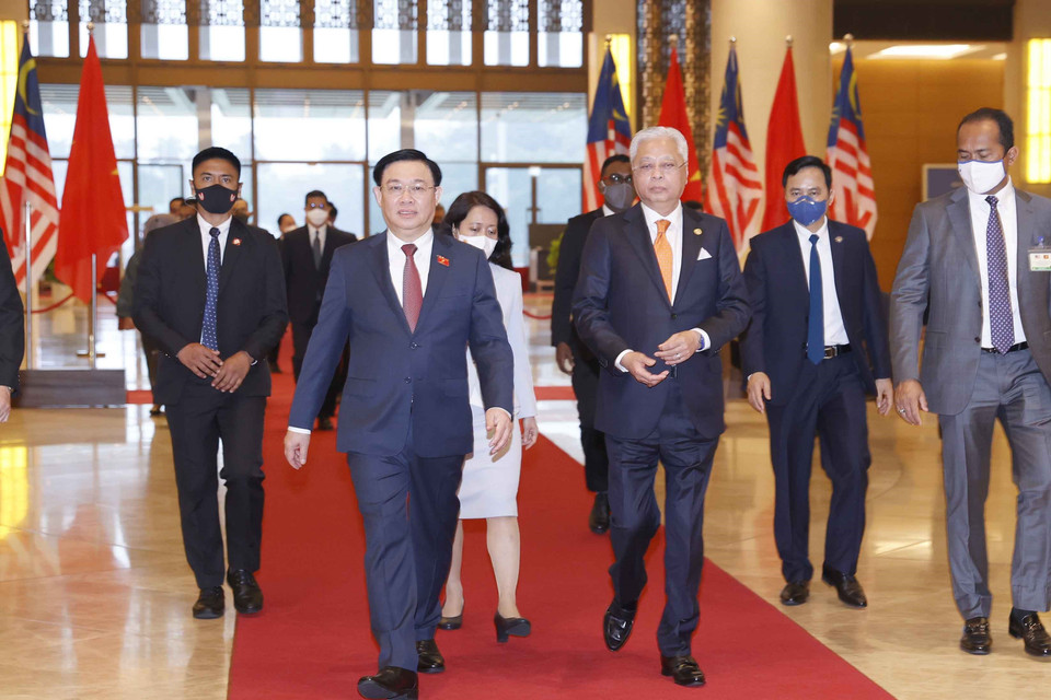 Chủ tịch Quốc hội Vương Đình Huệ và Thủ tướng Malaysia Dato’ Sri Ismail Sabri bin Yaakob. (Ảnh: Doãn Tấn/TTXVN)