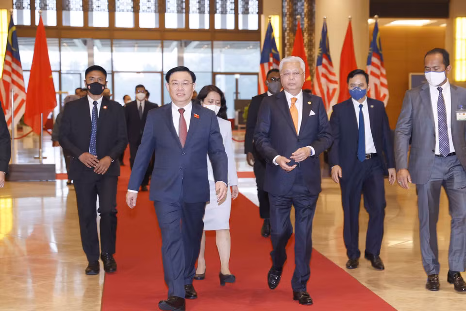 Chủ tịch Quốc hội Vương Đình Huệ và Thủ tướng Malaysia Dato’ Sri Ismail Sabri bin Yaakob. (Ảnh: Doãn Tấn/TTXVN)