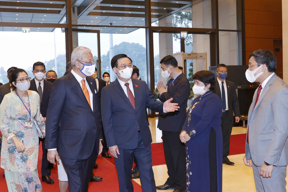 Chủ tịch Quốc hội Vương Đình Huệ và Thủ tướng Malaysia Dato’ Sri Ismail Sabri bin Yaakob với các đại biểu. (Ảnh: Doãn Tấn/TTXVN)