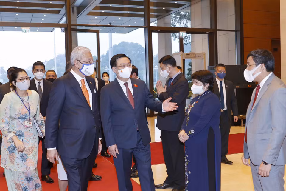 Chủ tịch Quốc hội Vương Đình Huệ và Thủ tướng Malaysia Dato’ Sri Ismail Sabri bin Yaakob với các đại biểu. (Ảnh: Doãn Tấn/TTXVN)