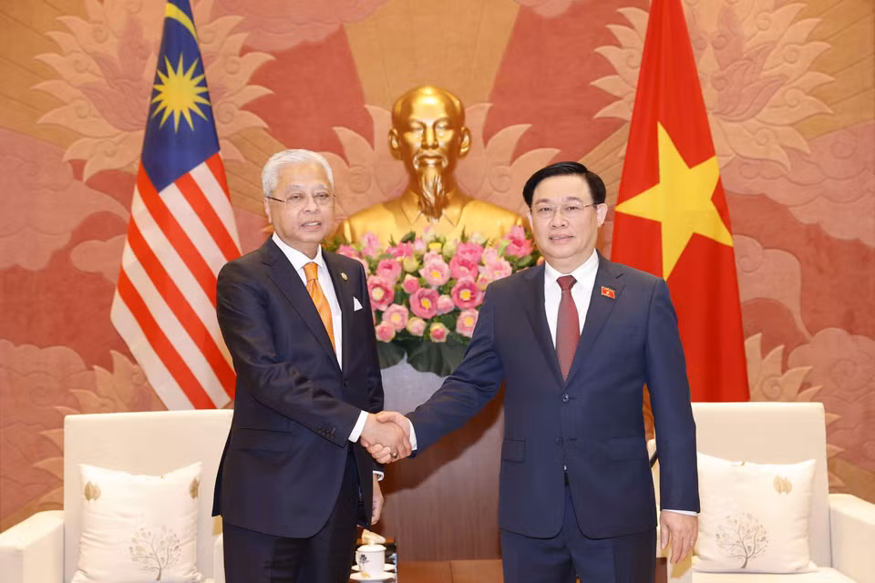 Chủ tịch Quốc hội Vương Đình Huệ và Thủ tướng Malaysia Dato’ Sri Ismail Sabri bin Yaakob. (Ảnh: Doãn Tấn/TTXVN)