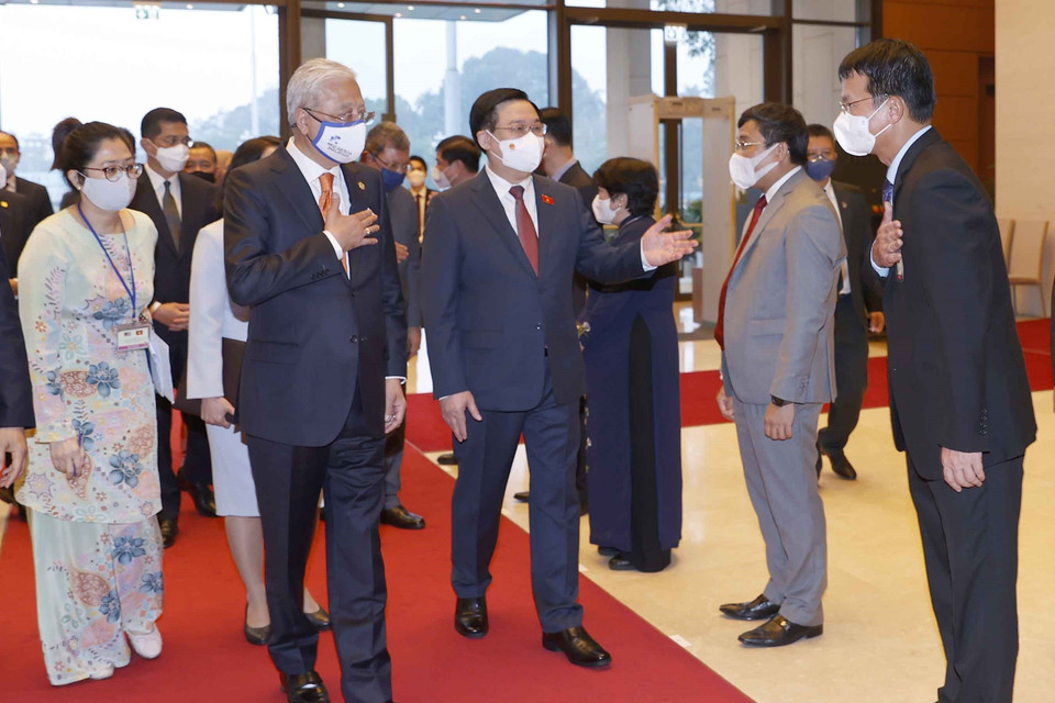 Chủ tịch Quốc hội Vương Đình Huệ và Thủ tướng Malaysia Dato’ Sri Ismail Sabri bin Yaakob với các đại biểu. (Ảnh: Doãn Tấn/TTXVN)