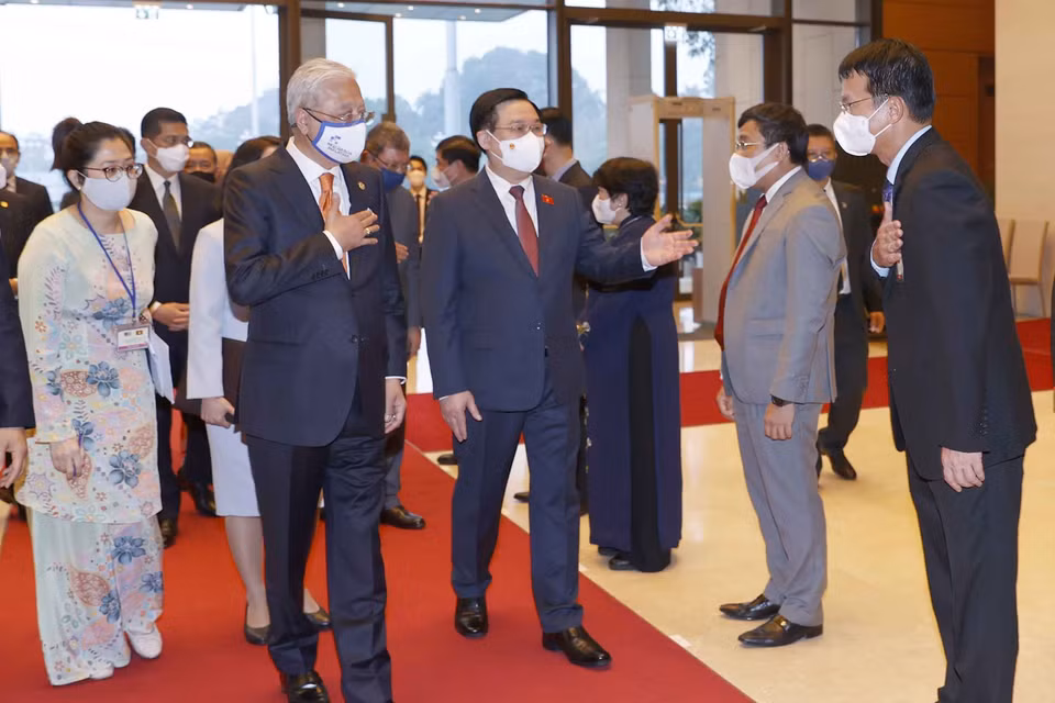 Chủ tịch Quốc hội Vương Đình Huệ và Thủ tướng Malaysia Dato’ Sri Ismail Sabri bin Yaakob với các đại biểu. (Ảnh: Doãn Tấn/TTXVN)