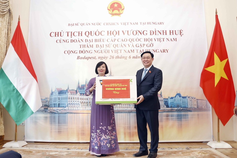 Chủ tịch Quốc hội Vương Đình Huệ tặng quà lưu niệm cho Đại sứ quán Việt Nam. (Ảnh: Doãn Tấn/TTXVN)