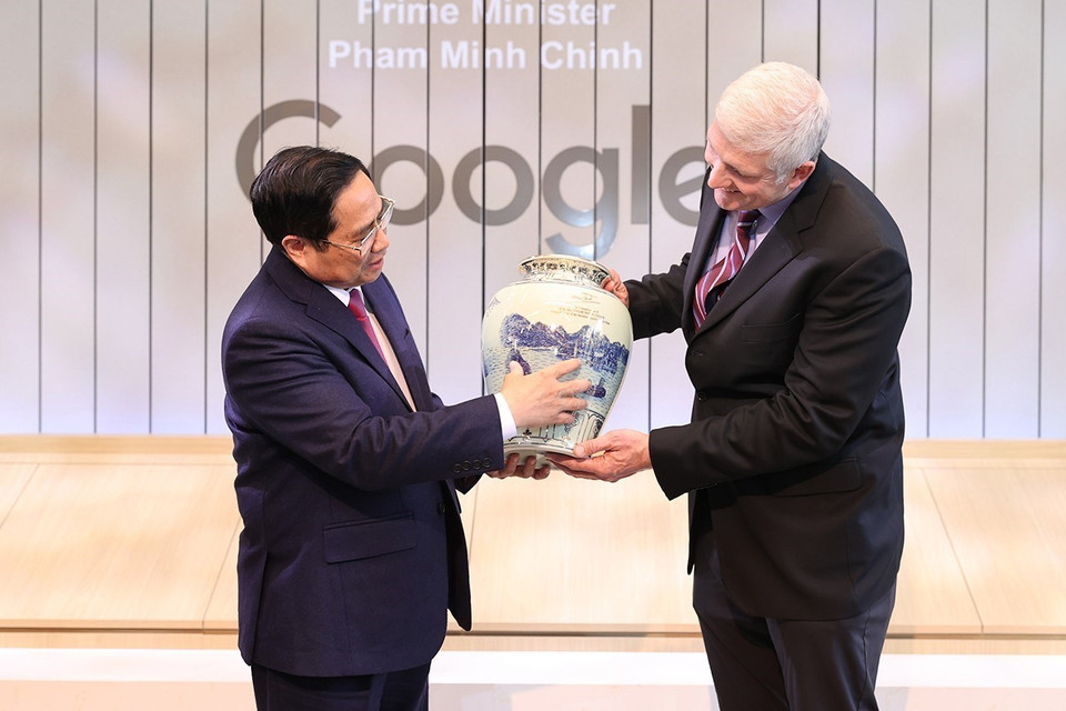 Thủ tướng Phạm Minh Chính trao tặng phẩm lưu niệm cho ông Rick Osterloh, Phó Chủ tịch cấp cao phụ trách phần cứng của Tập đoàn Google. (Ảnh: Dương Giang/TTXVN)