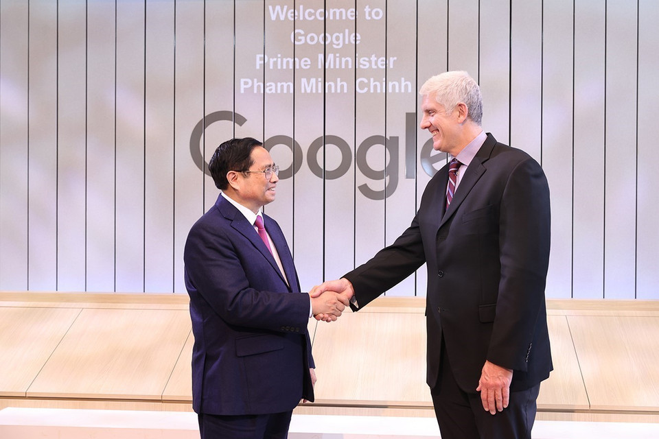 Thủ tướng Phạm Minh Chính và ông Rick Osterloh, Phó Chủ tịch cấp cao phụ trách phần cứng của Tập đoàn Google. (Ảnh: Dương Giang/TTXVN)