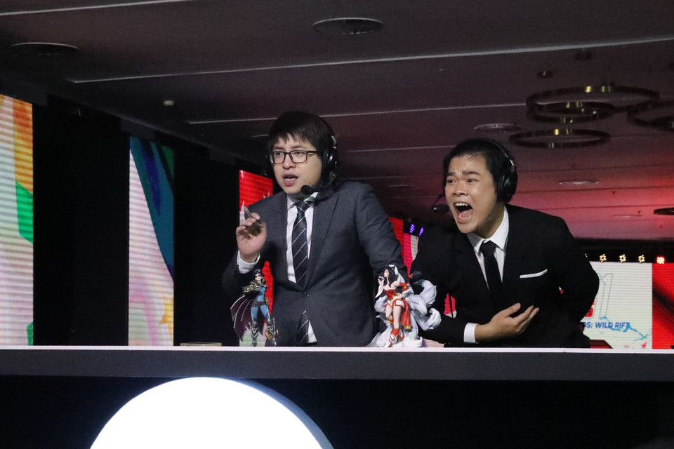Bình luận viên bình các trận đấu tại nội dung Liên minh huyền thoại: Tốc chiến. (Ảnh: Minh Đông/TTXVN)