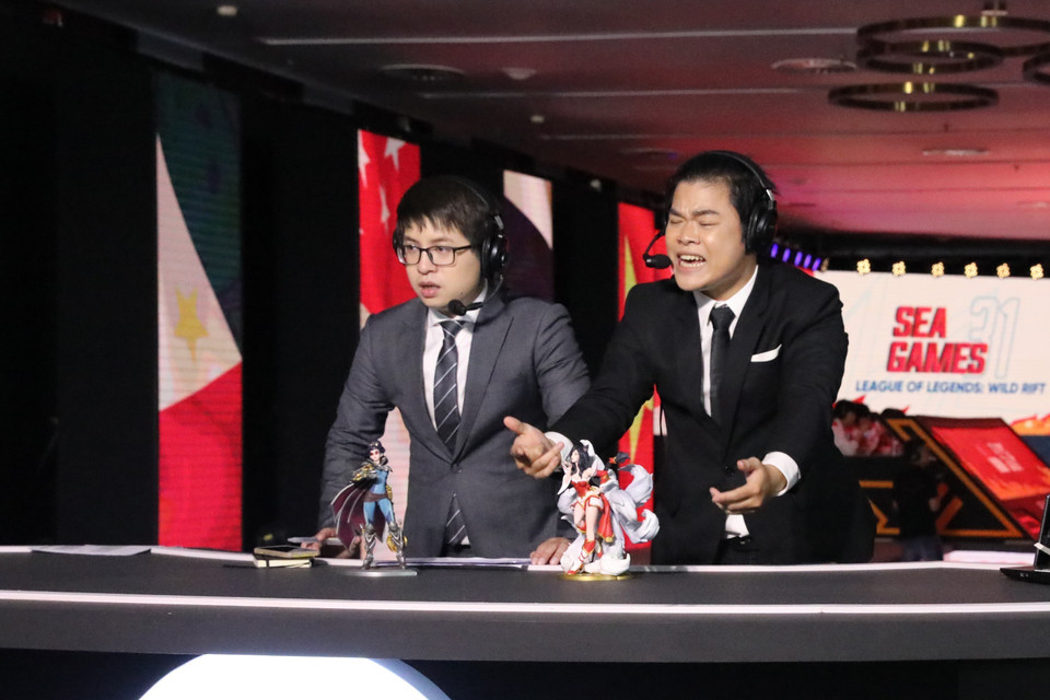  Bình luận viên các trận đấu nội dung Liên minh huyền thoại: Tốc chiến. (Ảnh: Minh Đông/TTXVN)