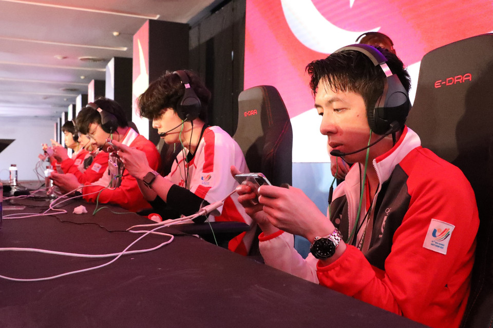 Các vận động viên Đội tuyển quốc gia Singapore thi đấu. (Ảnh: Minh Đông/TTXVN)