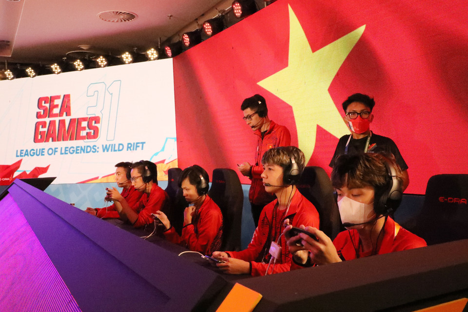 Các vận động viên Đội tuyển quốc gia Việt Nam (áo đỏ) thi đấu. (Ảnh: Minh Đông/TTXVN)