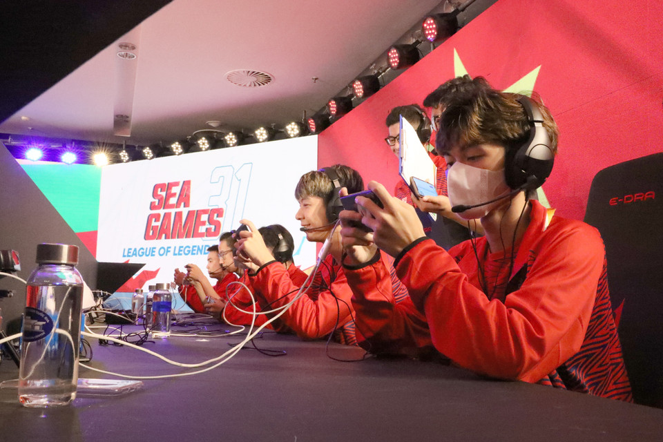 Các vận động viên Đội tuyển quốc gia Việt Nam (áo đỏ) thi đấu. (Ảnh: Minh Đông/TTXVN)