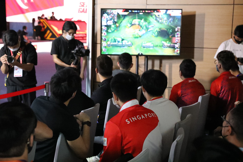 Khán giả xem và cổ vũ các trận đấu ở nội dung Liên minh huyền thoại: Tốc chiến. (Ảnh: Minh Đông/TTXVN)