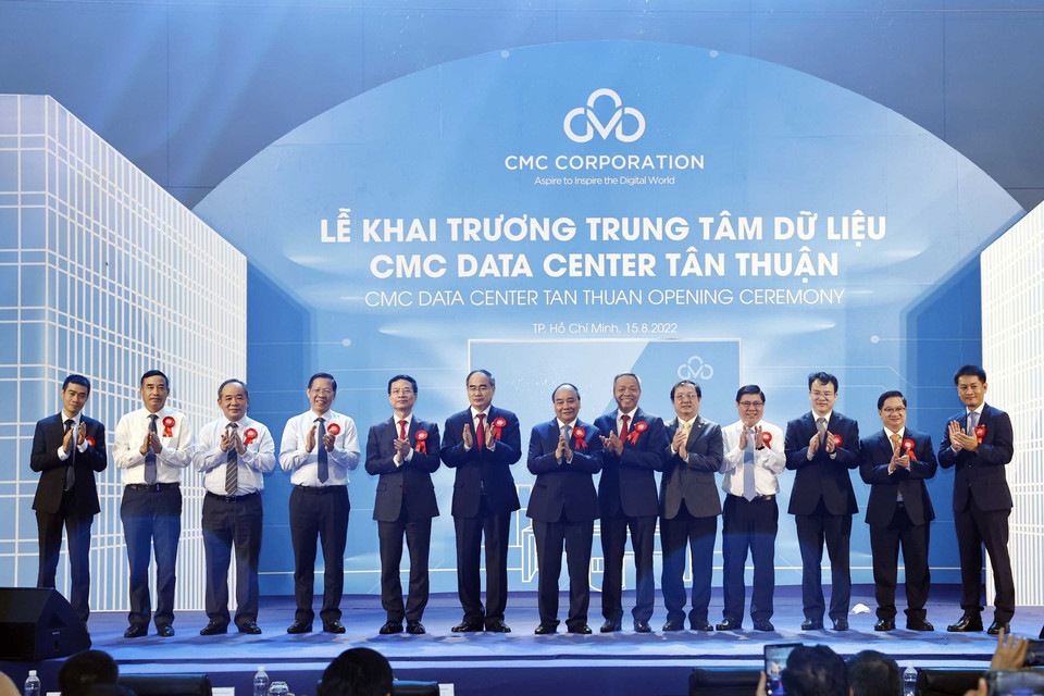 Chủ tịch nước và các đại biểu tại lễ khai trương. (Ảnh: Thống Nhất/TTXVN)