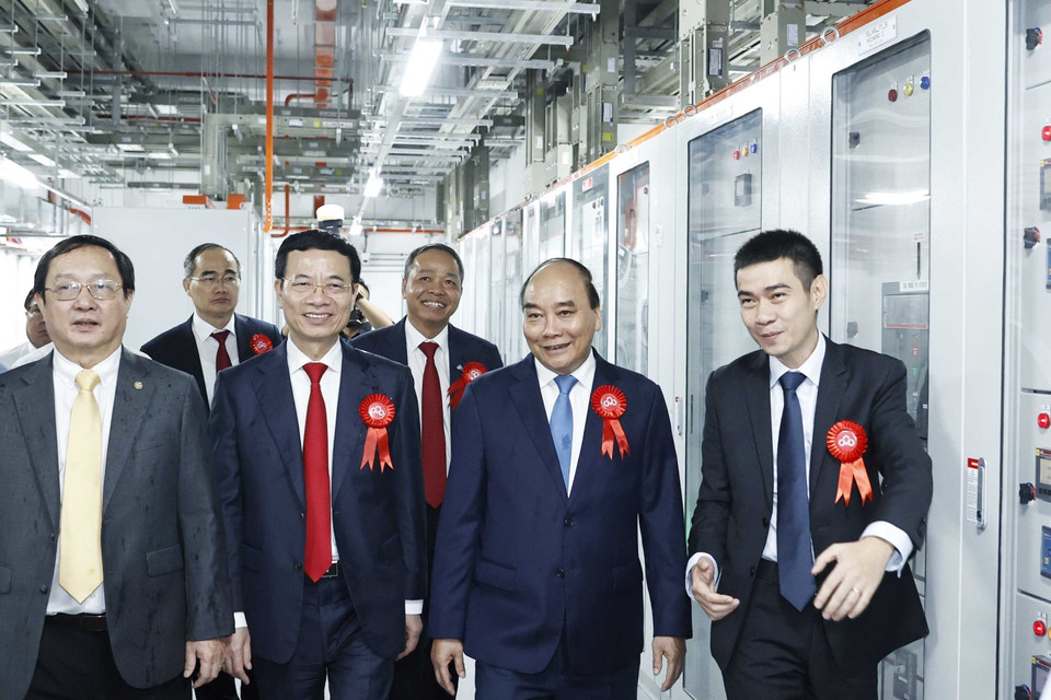 Chủ tịch nước Nguyễn Xuân Phúc thăm Trung tâm dữ liệu CMC Data Center Tân Thuận. (Ảnh: Thống Nhất/TTXVN)