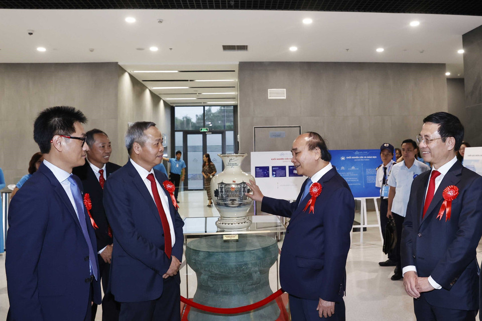 Chủ tịch nước Nguyễn Xuân Phúc tặng quà lưu niệm cho Trung tâm dữ liệu CMC Tân Thuận. (Ảnh: Thống Nhất/TTXVN)