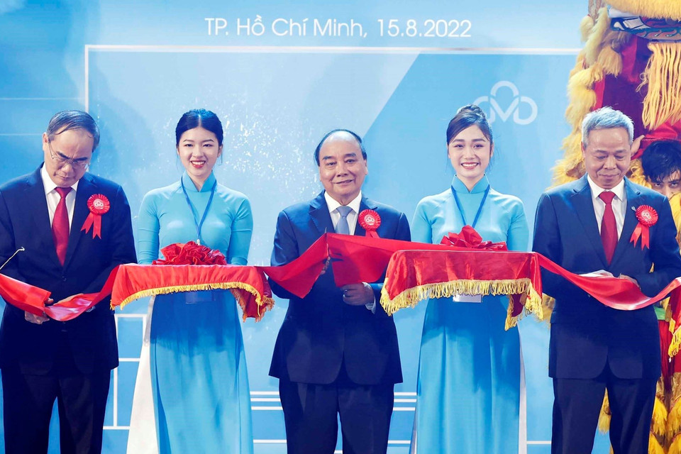 Chủ tịch nước Nguyễn Xuân Phúc cắt băng khai trương Trung tâm dữ liệu CMC Tân Thuận. (Ảnh: Thống Nhất/TTXVN)