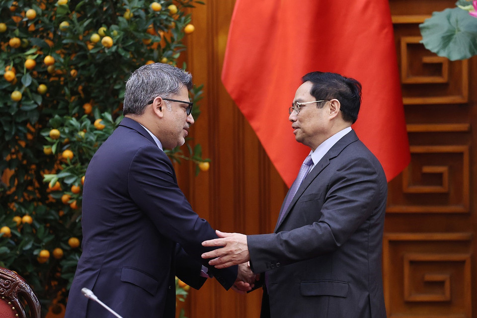  Thủ tướng Chính phủ Phạm Minh Chính và ông Nitin Kapoor, Chủ tịch kiêm Tổng Giám đốc AstraZeneca Việt Nam. (Ảnh: Dương Giang/TTXVN)