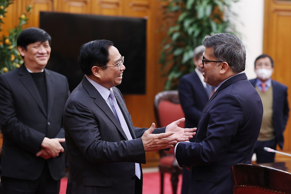 Thủ tướng Phạm Minh Chính trao đổi với ông Nitin Kapoor. (Ảnh: Dương Giang/TTXVN)