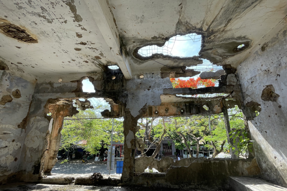 Những vết bom, dấu đạn cho thấy tội ác hủy diệt của quân thù. (Ảnh: Thanh Thủy/TTXVN)