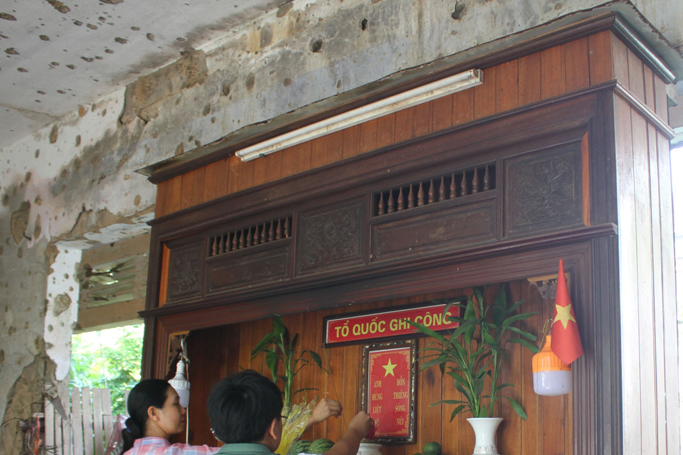 Dâng hương tưởng niệm các anh hùng, liệt sỹ đã hi sinh tại Di tích Quốc gia Đặc biệt Trường Bồ Đề. (Ảnh: Thanh Thủy/TTXVN)