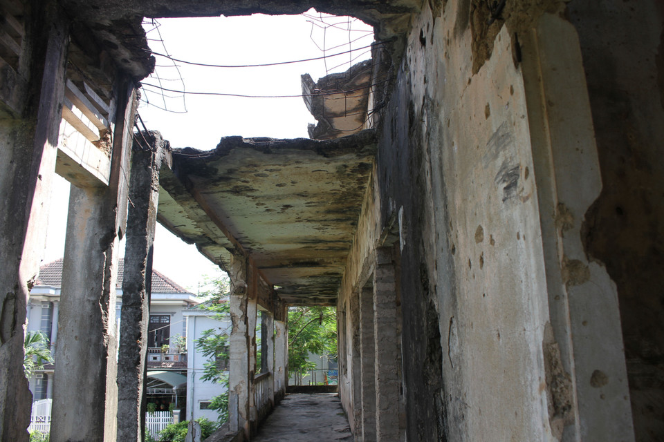 Những vết bom, dấu đạn cho thấy tội ác hủy diệt của quân thù. (Ảnh: Thanh Thủy/TTXVN)