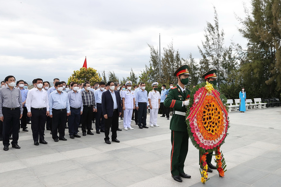 Thủ tướng Phạm Minh Chính dâng hương tại Khu tưởng niệm các chiến sĩ Gạc Ma. (Ảnh: Dương Giang/TTXVN)