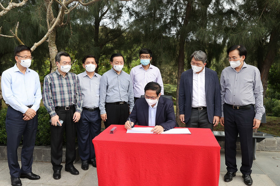 Thủ tướng Phạm Minh Chính viết lưu bút tại Khu tưởng niệm các chiến sỹ Gạc Ma. (Ảnh: Dương Giang/TTXVN)