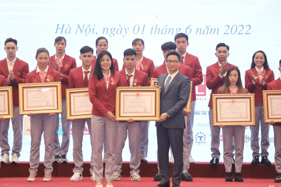 Phó Thủ tướng Vũ Đức Đam trao tặng Huân chương Lao động hạng Ba co 2 tập thể, 19 vận động viên. (Ảnh: Minh Quyết/TTXVN)