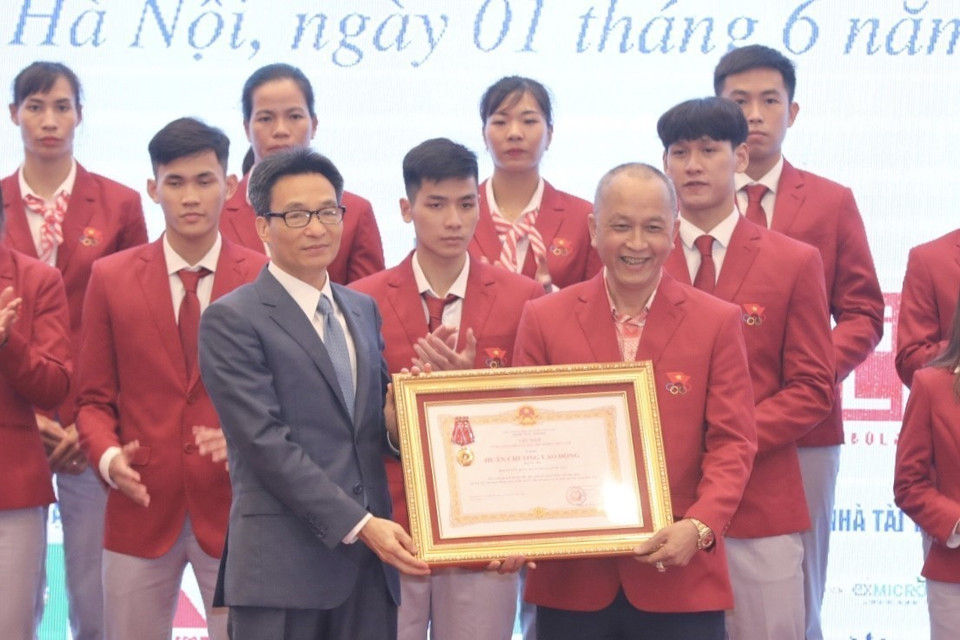 Phó Thủ tướng Vũ Đức Đam trao tặng Huân chương Lao động hạng Ba co 2 tập thể, 19 vận động viên: Đội tuyển U23 quốc gia, Đội tuyển bóng đá nữ quốc gia và một số vận động viên. (Ảnh: Minh Quyết/TTXVN)