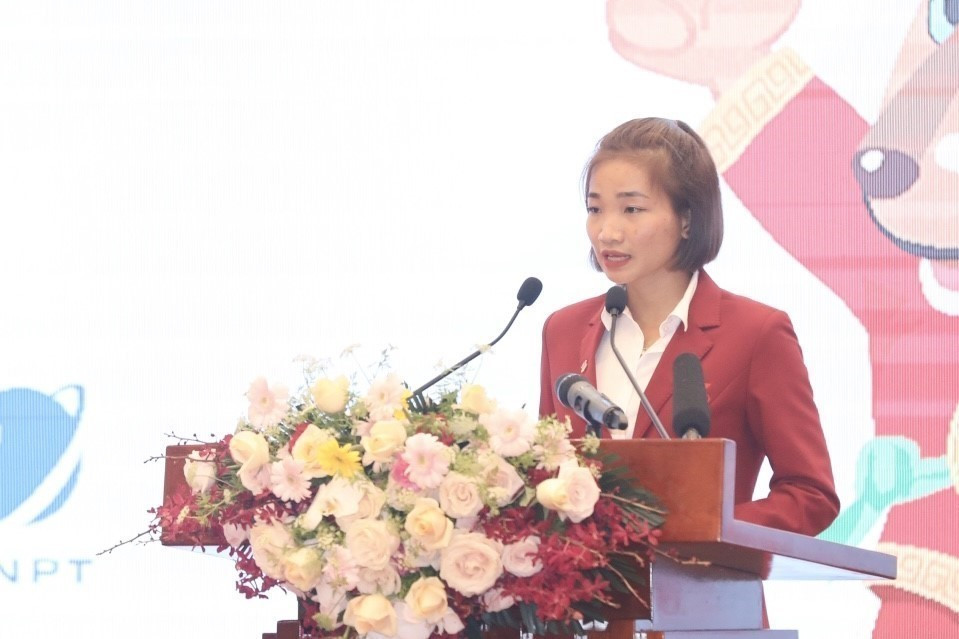 Vận động viên Nguyễn Thị Oanh (môn điền kinh) đại diện các vđv tham dự SEA Games 31 phát biểu. (Ảnh: Minh Quyết/TTXVN)