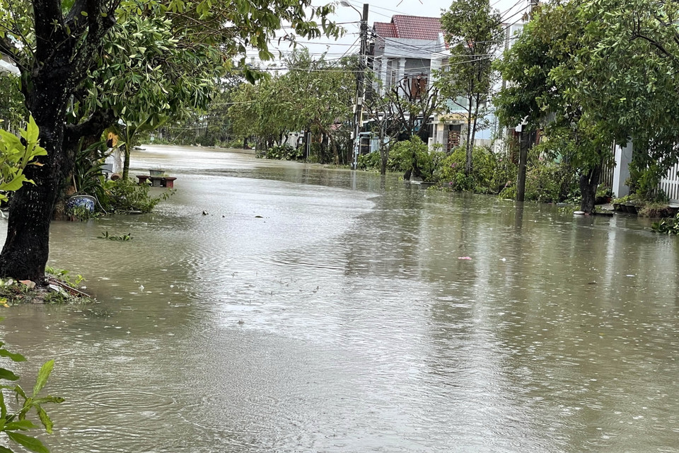 Nước dâng ngập đường giao thông do mưa lớn ở Quảng Nam. (Ảnh: Trần Tĩnh/TTXVN)