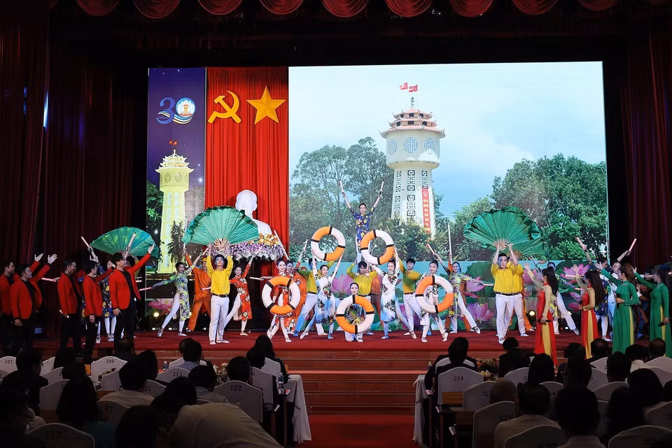 Chương trình nghệ thuật chào mừng kỷ niệm 30 năm tái lập tỉnh Bình Thuận. (Ảnh: Dương Giang/TTXVN)