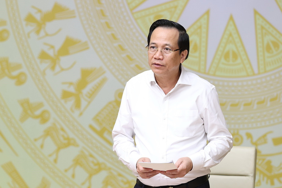 Bộ trưởng Bộ Lao động-Thương binh và Xã hội Đào Ngọc Dung báo cáo tình hình thị trường lao động. (Ảnh: Dương Giang/TTXVN)