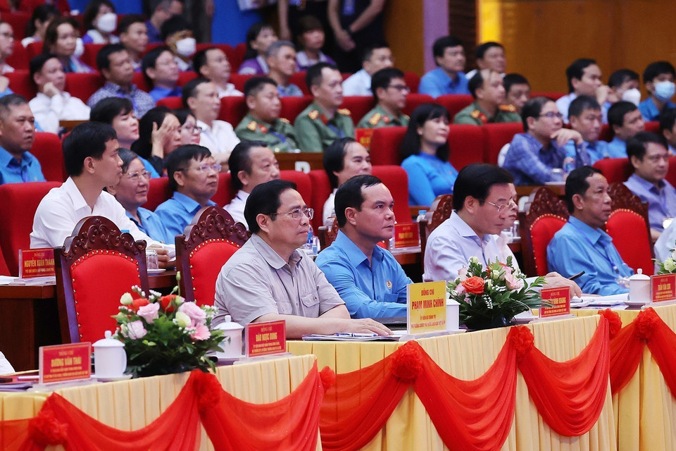 Thủ tướng Phạm Minh Chính và các đại biểu tham dự đối thoại với công nhân lao động năm 2022. (Ảnh: Dương Giang/TTXVN)