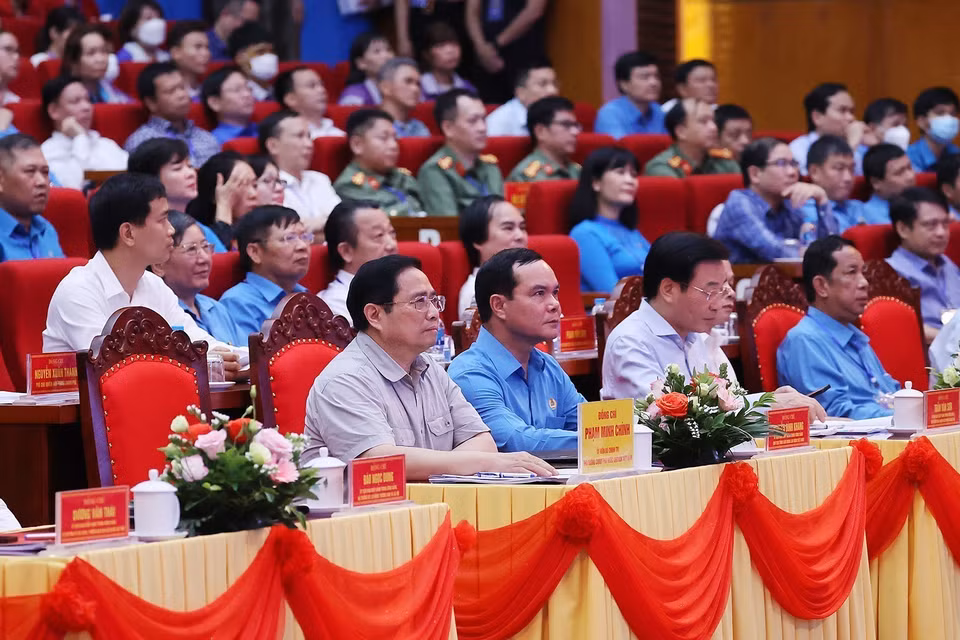 Thủ tướng Phạm Minh Chính và các đại biểu tham dự đối thoại với công nhân lao động năm 2022. (Ảnh: Dương Giang/TTXVN)