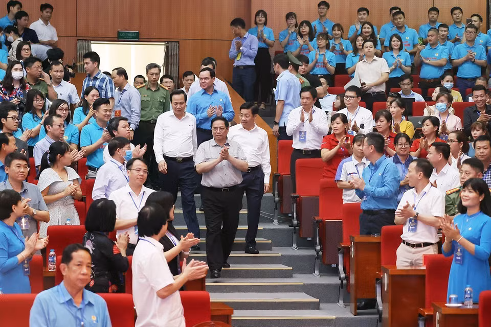 Thủ tướng Phạm Minh Chính đến dự đối thoại với công nhân lao động năm 2022. (Ảnh: Dương Giang/TTXVN)