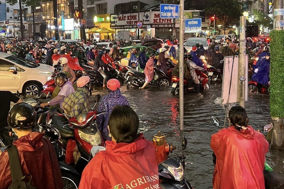  Khung cảnh giao thông hỗn loạn vì nước ngập tại tuyến đường Trần Bình Trọng-Trần Hưng Đạo - Quận 5. (Ảnh: Hoàng Anh Tuấn/TTXVN)