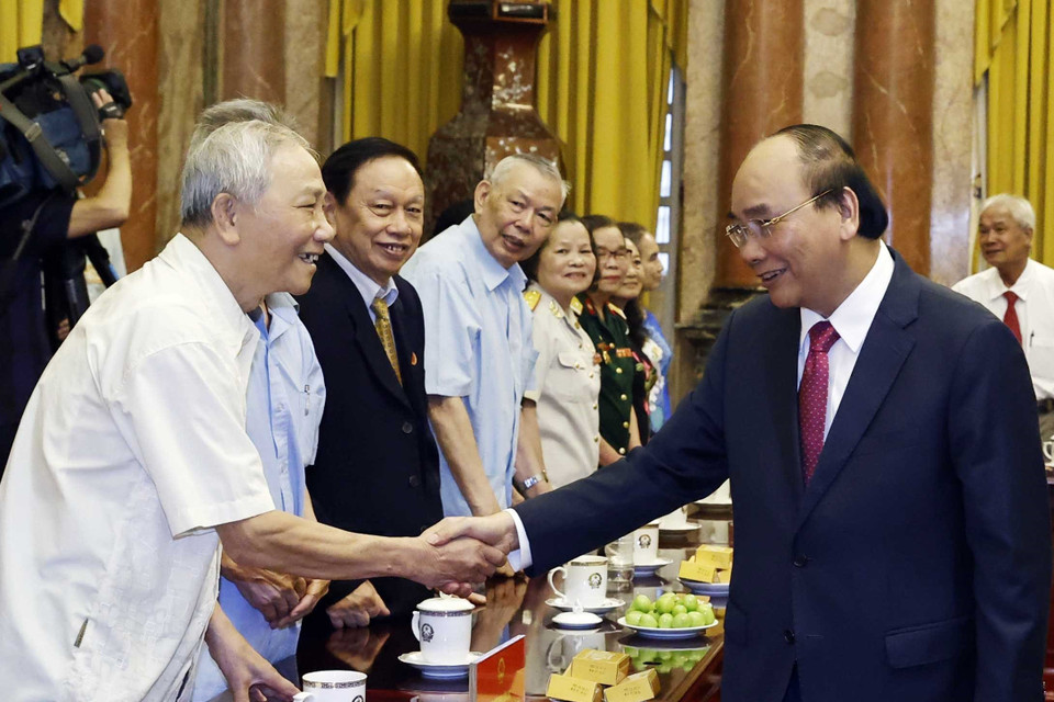 Chủ tịch nước Nguyễn Xuân Phúc gặp mặt thân mật các cán bộ từng trực tiếp phục vụ và bảo vệ Bác Hồ nhân dịp kỷ niệm 77 năm Quốc khánh 2/9, 53 năm ngày Chủ tịch Hồ Chí Minh đi xa và 53 năm thực hiện Di chúc của Người. (Ảnh: Thống Nhất/TTXVN)