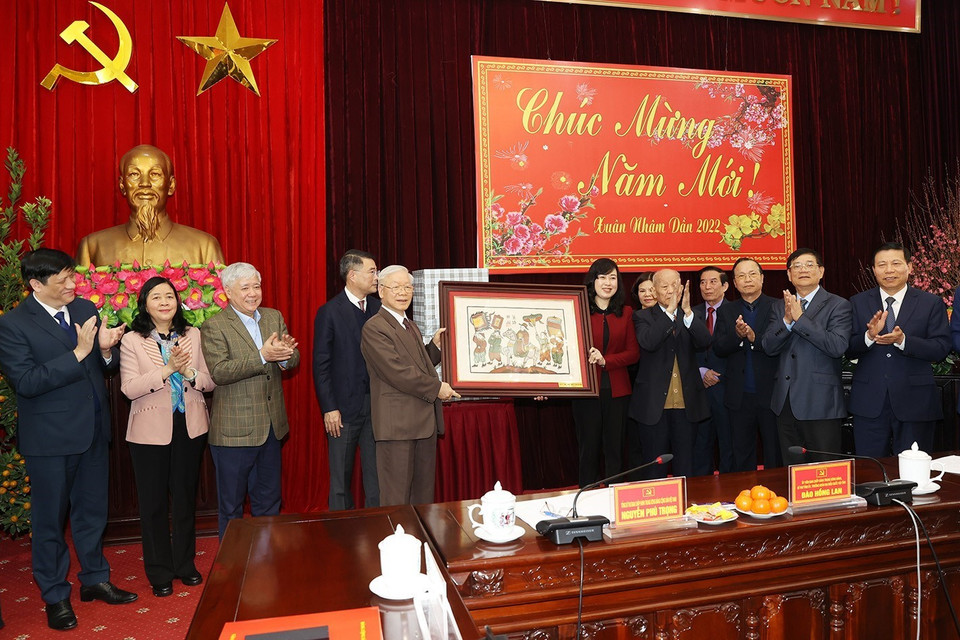 Các lãnh đạo Đảng bộ, chính quyền tỉnh Bắc Ninh tặng Tổng Bí thư Nguyễn Phú Trọng bức tranh dân gian Đông Hồ. (Ảnh: Trí Dũng/TTXVN)