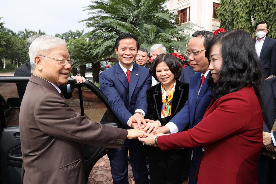 Tổng Bí thư Nguyễn Phú Trọng với các lãnh đạo Đảng bộ, chính quyền tỉnh Bắc Ninh. (Ảnh: Trí Dũng/TTXVN)