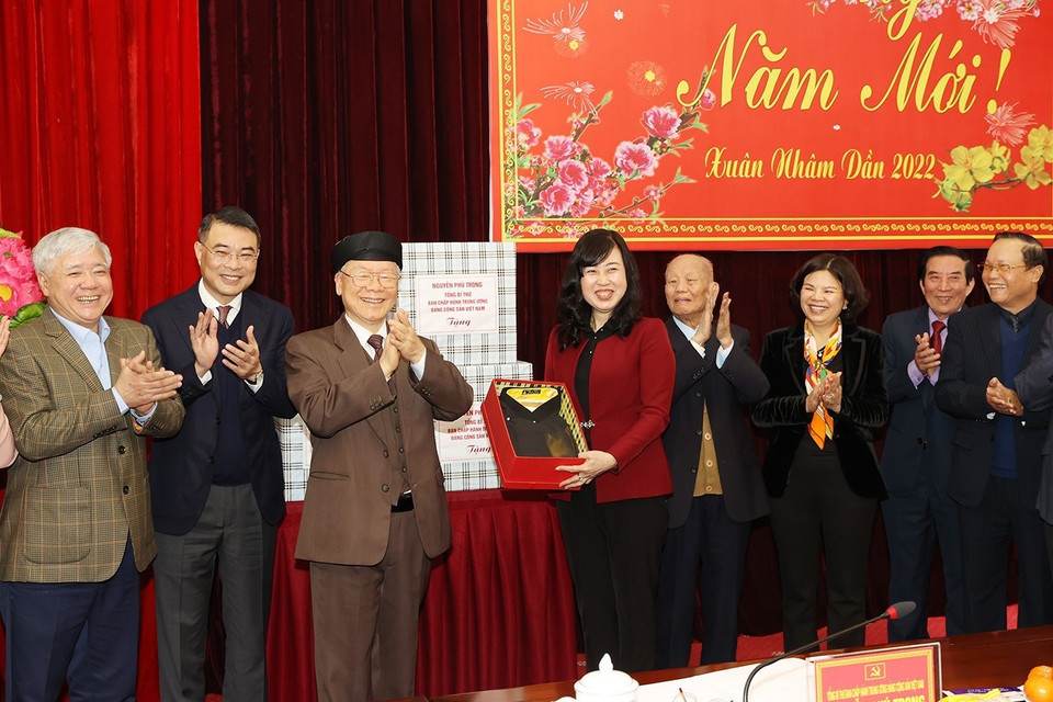 Các lãnh đạo Đảng bộ, chính quyền tỉnh Bắc Ninh tặng Tổng Bí thư Nguyễn Phú Trọng bộ trang phục quan họ. (Ảnh: Trí Dũng/TTXVN)