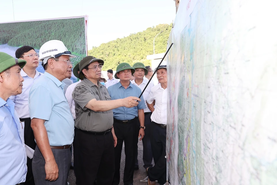 Thủ tướng Phạm Minh Chính và đoàn công tác khảo sát Dự án hồ thủy lợi Bản Mồng. (Ảnh: Dương Giang/TTXVN)