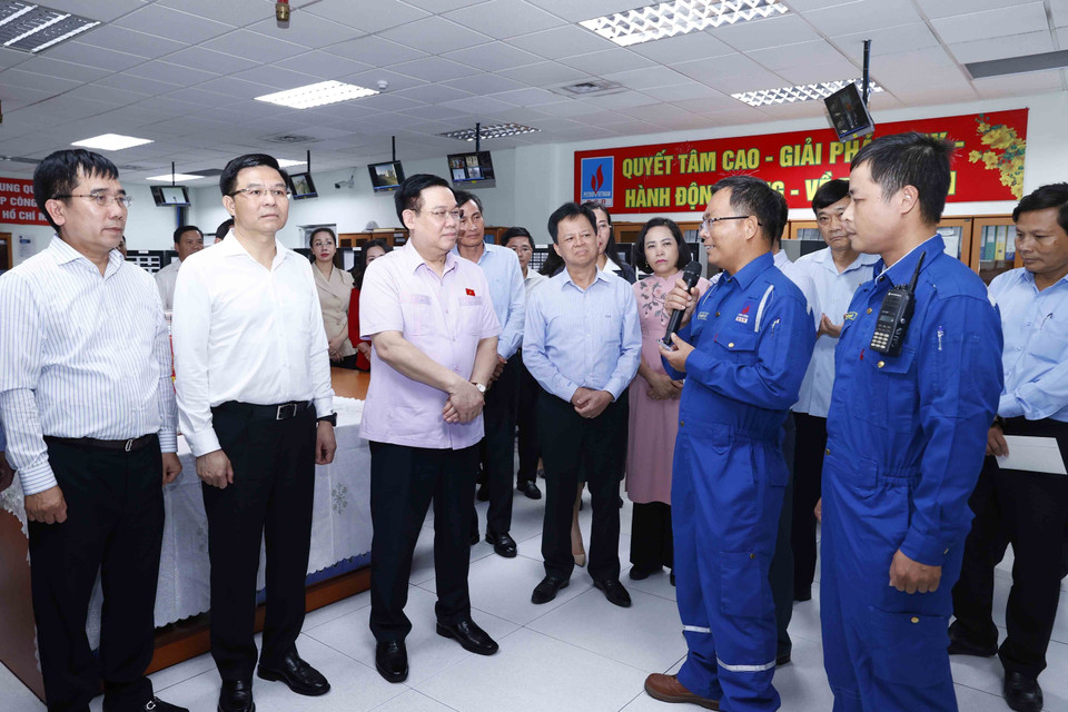 Chủ tịch Quốc hội Vương Đình Huệ nghe giới thiệu về Công nghệ của Nhà máy lọc dầu Dung Quất. (Ảnh: Doãn Tấn/TTXVN)