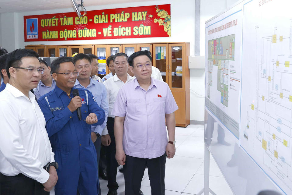 Chủ tịch Quốc hội Vương Đình Huệ nghe giới thiệu về Phòng điều khiển Trung tâm. (Ảnh: Doãn Tấn/TTXVN)