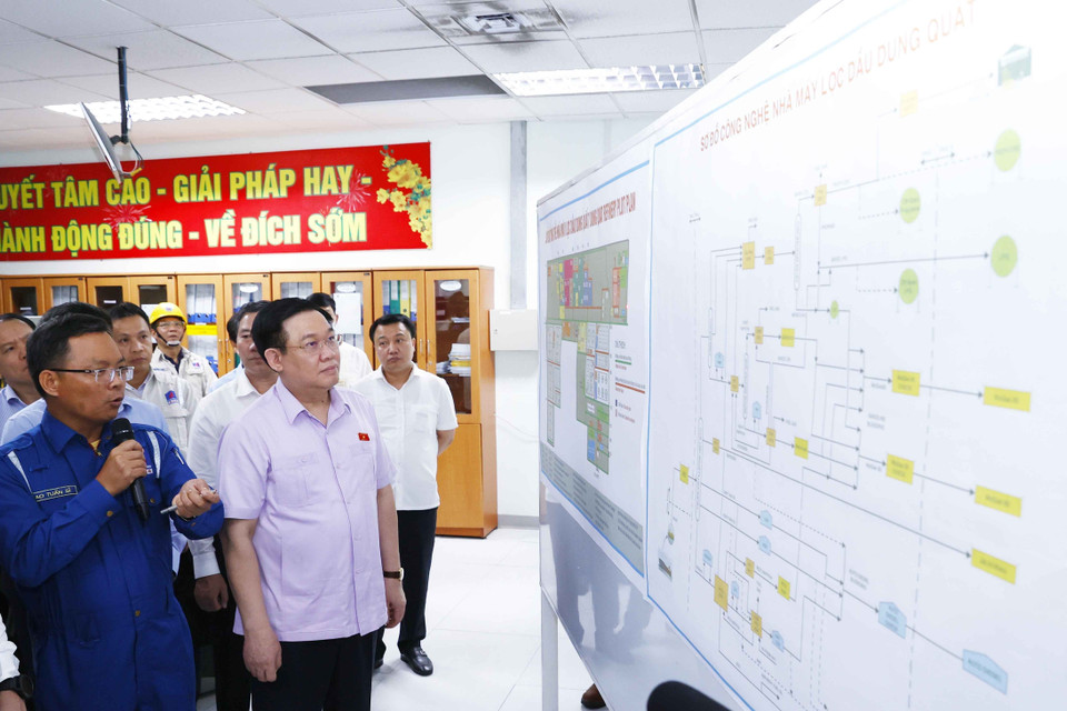 Chủ tịch Quốc hội Vương Đình Huệ nghe giới thiệu về Công nghệ của Nhà máy lọc dầu Dung Quất tại Phòng điều khiển trung tâm. (Ảnh: Doãn Tấn/TTXVN)